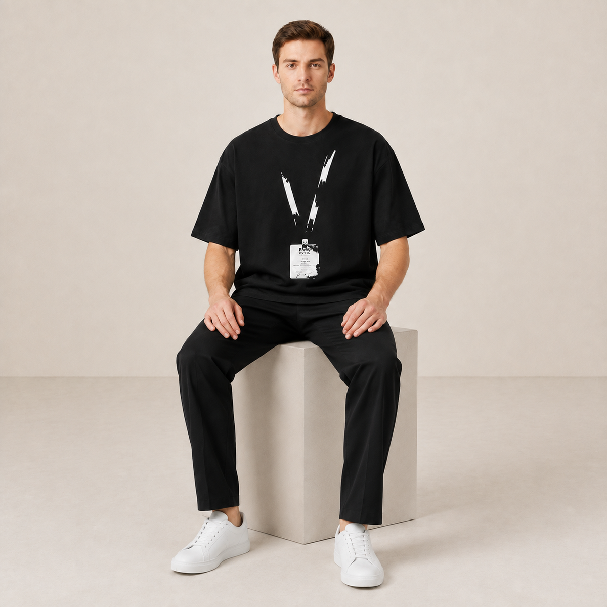 T-shirt noir graphique IVAREE — Porté assis