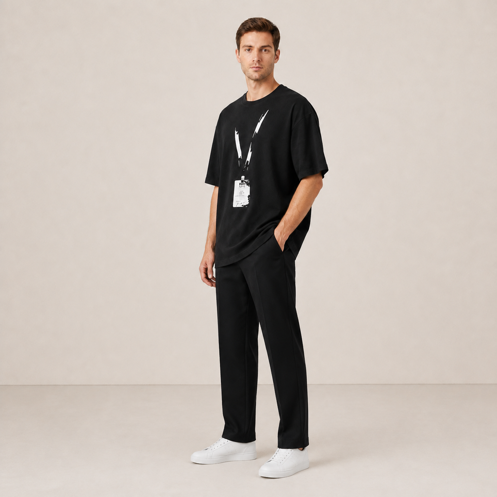 T-shirt noir graphique IVAREE — Porté trois-quarts