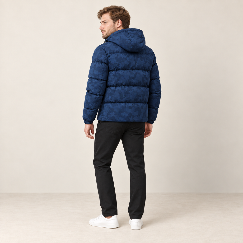 Veste camouflage bleu marine à capuche, vue dos trois-quarts sur mannequin en studio IVAREE