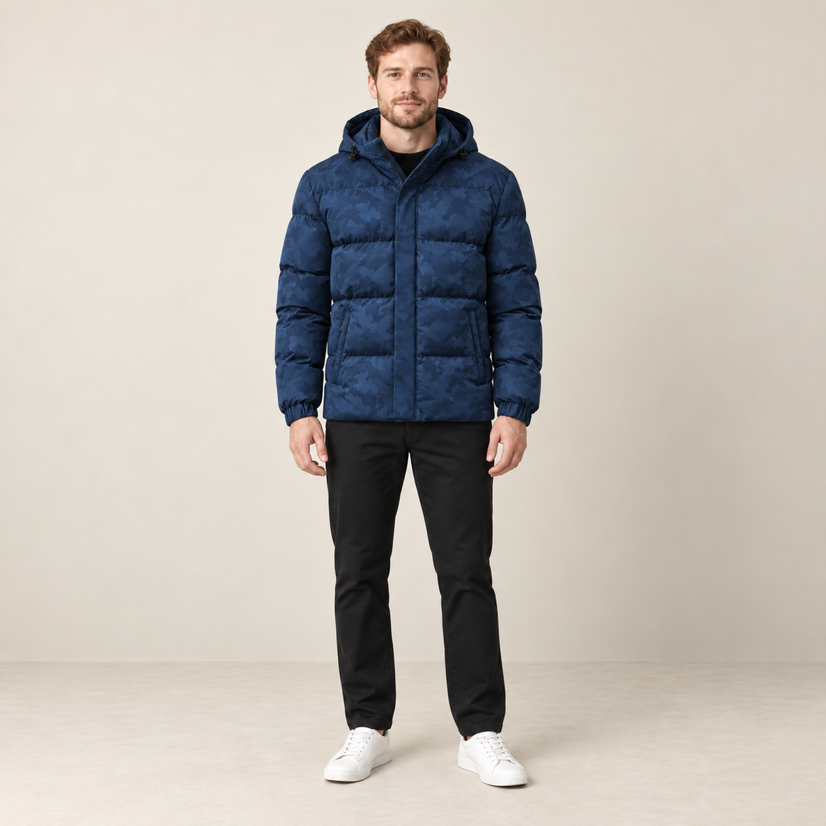 Veste camouflage bleu marine à capuche, vue de face sur mannequin en studio IVAREE