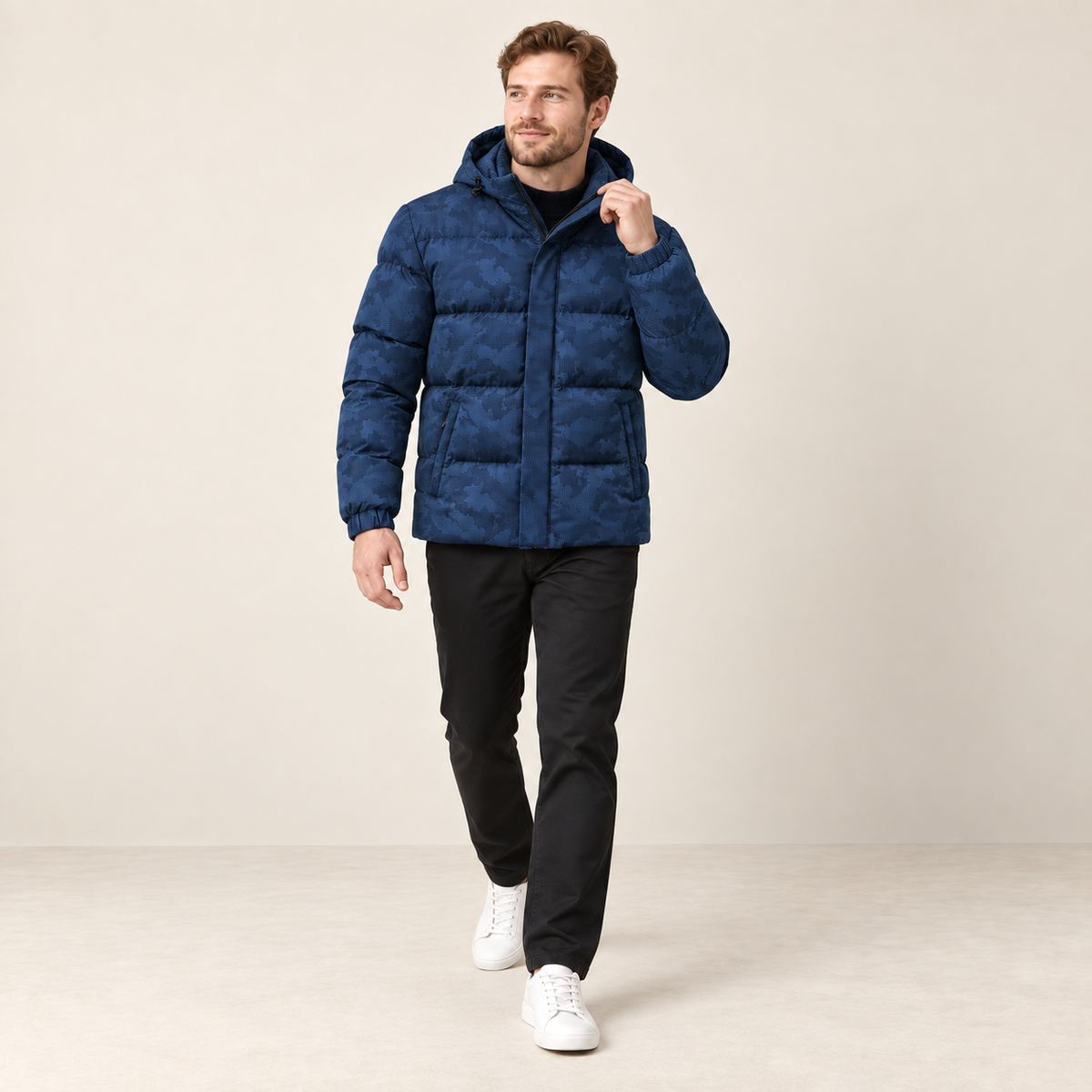 Veste camouflage bleu marine à capuche, vue en marche sur mannequin en studio IVAREE