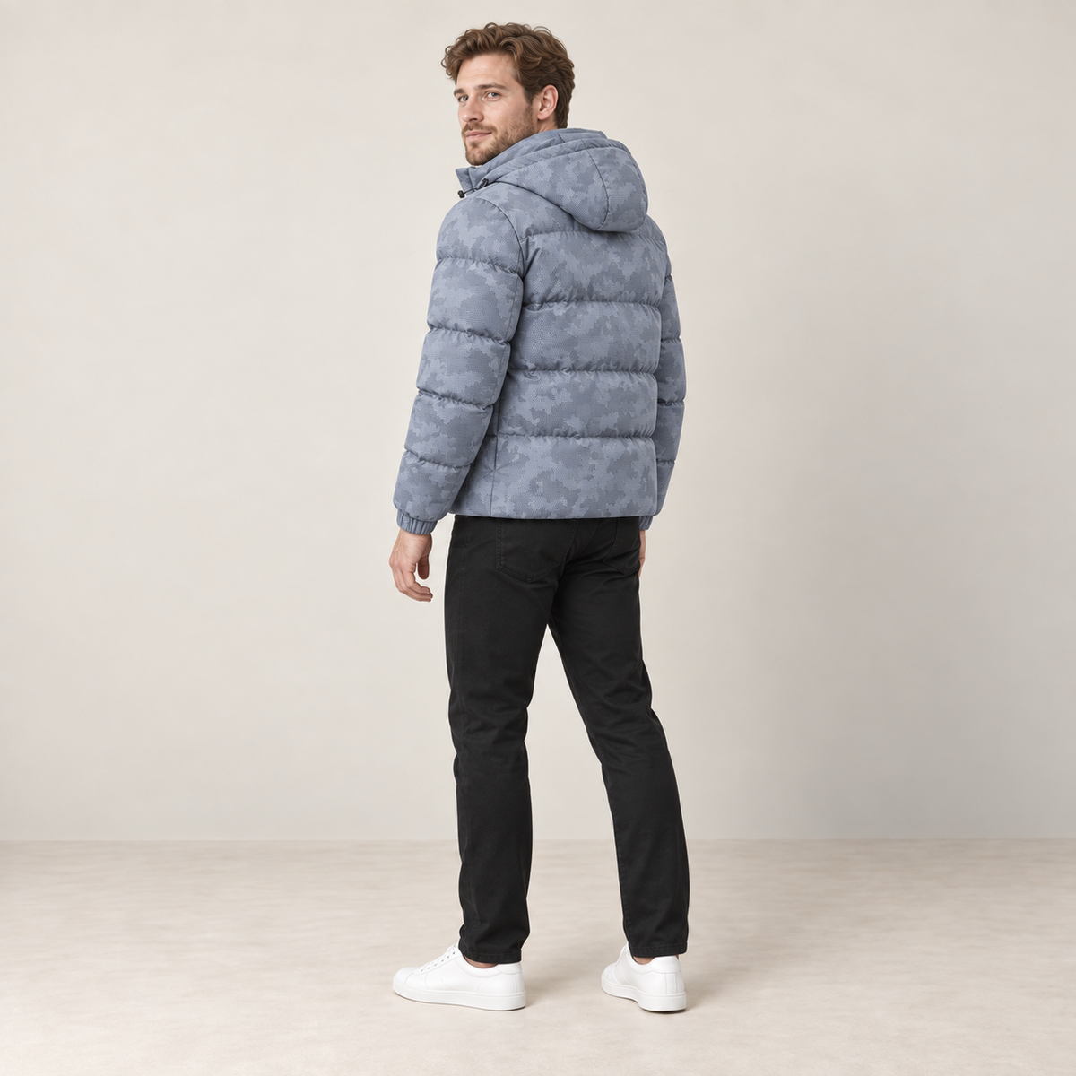 Veste camouflage gris clair à capuche, vue dos trois-quarts sur mannequin en studio IVAREE
