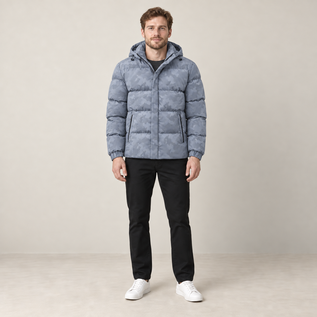 Veste camouflage gris clair à capuche, vue de face sur mannequin en studio IVAREE