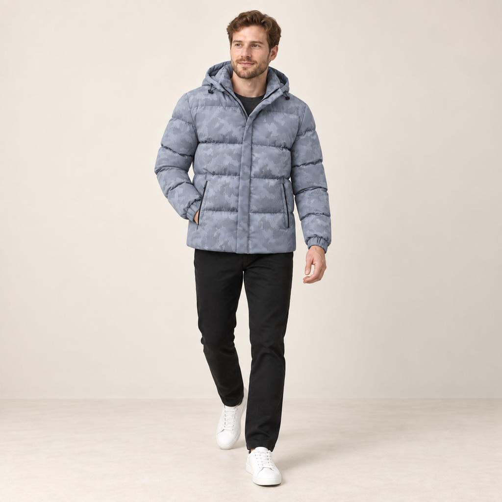 Veste camouflage gris clair à capuche, vue en marche sur mannequin en studio IVAREE