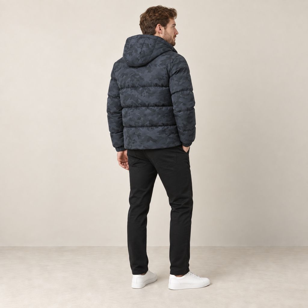 Veste camouflage gris foncé à capuche, vue dos trois-quarts sur mannequin en studio IVAREE