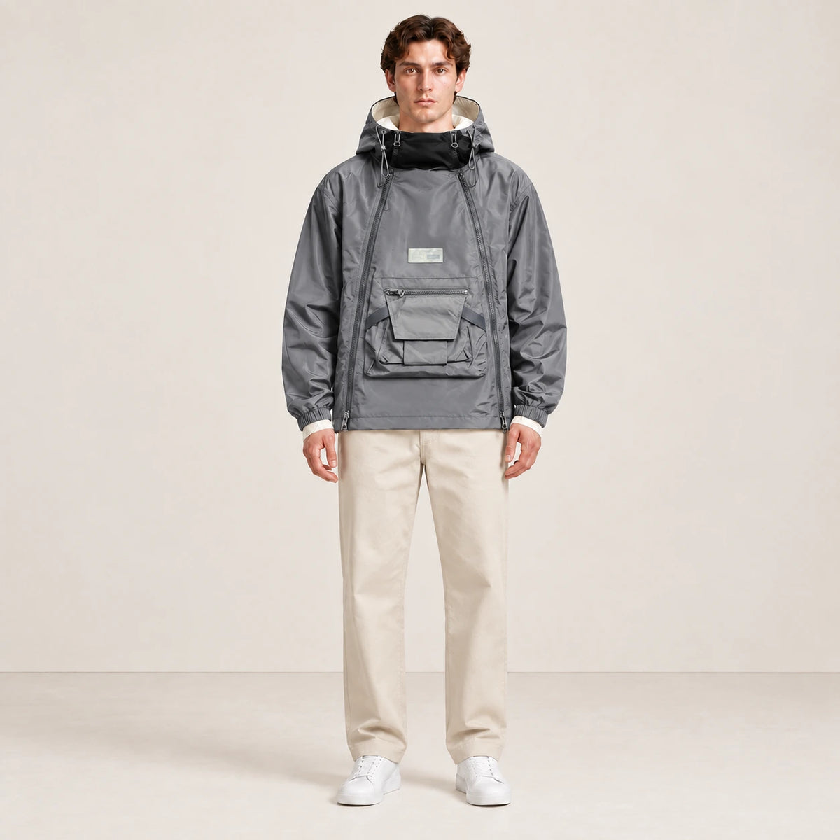 Veste à capuche grise portée de face dans le studio IVAREE.