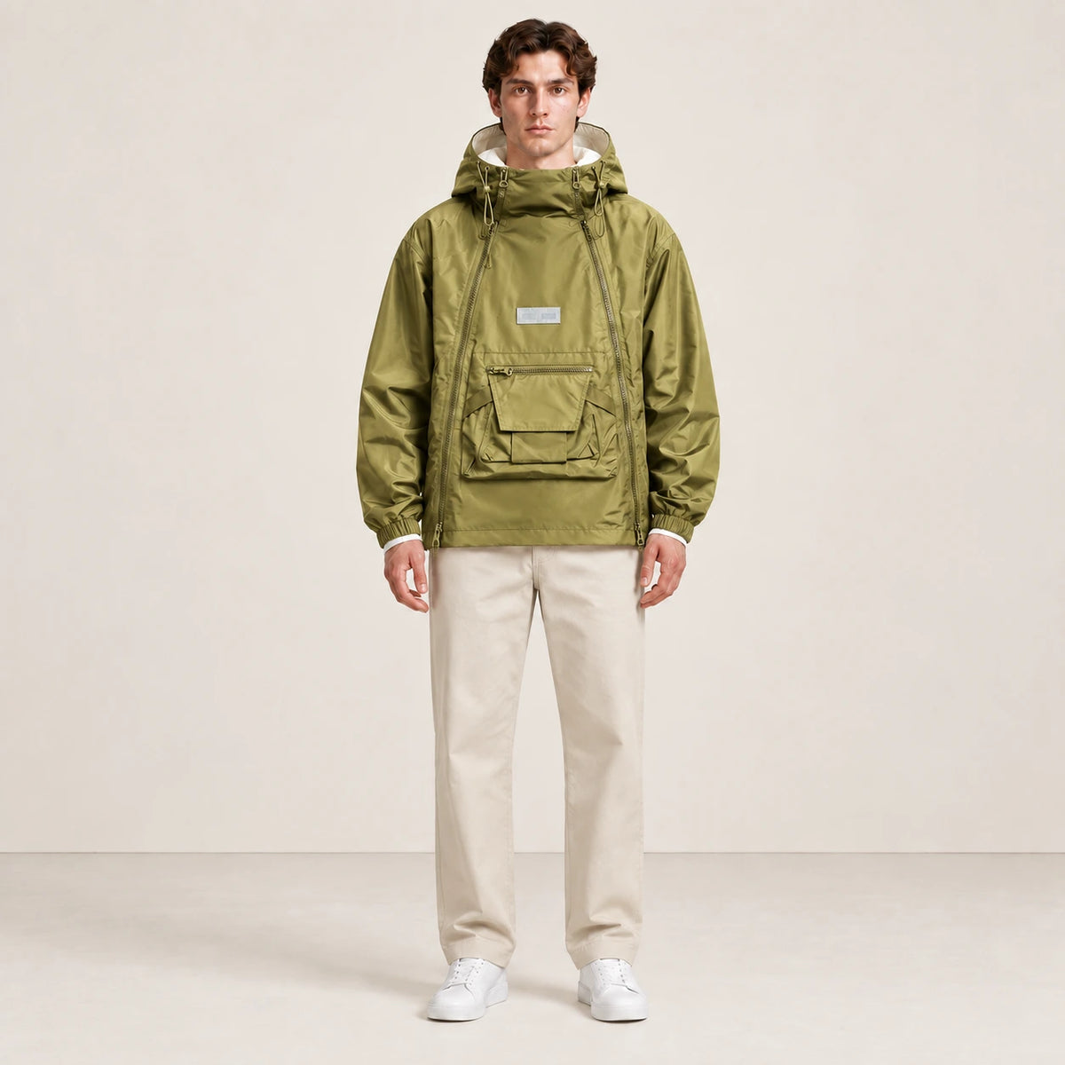 Veste à capuche kaki portée de face dans le studio IVAREE.