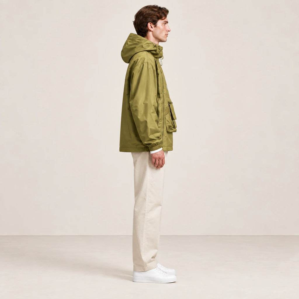 Veste à capuche kaki portée de profil dans le studio IVAREE.