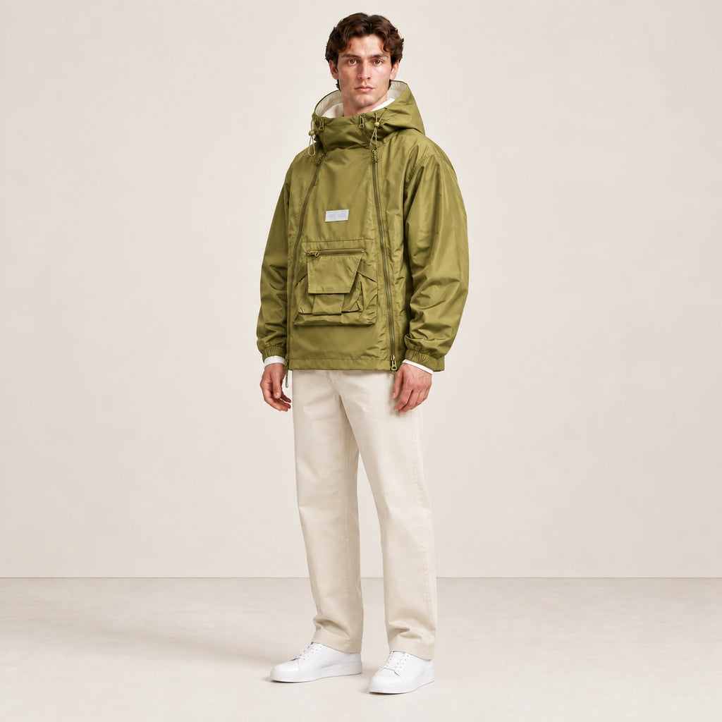 Veste à capuche kaki portée de trois-quarts dans le studio IVAREE.