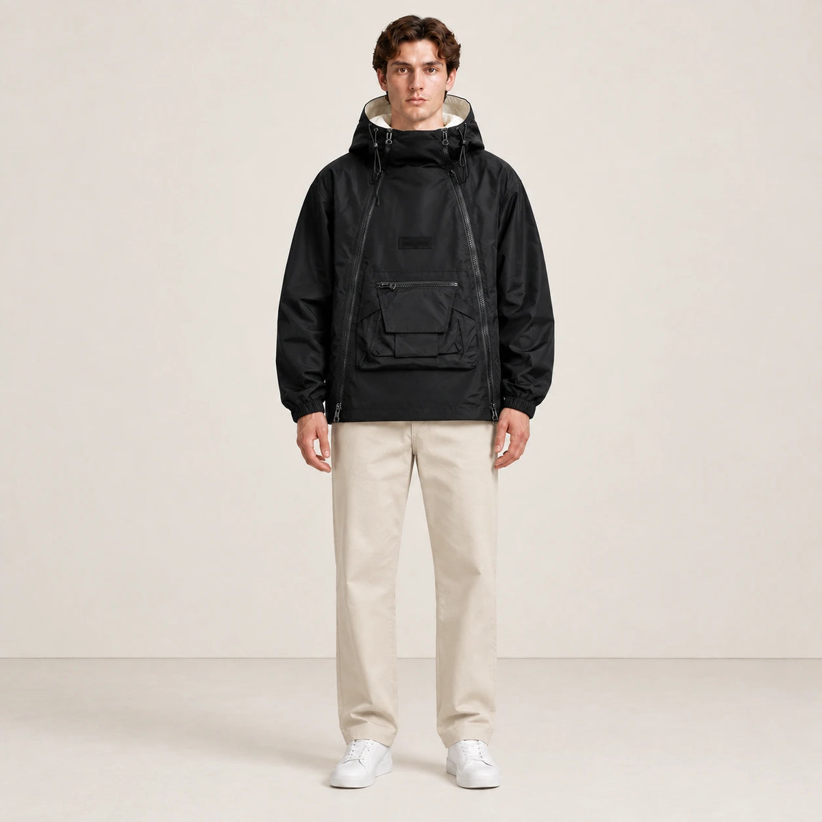 Veste à capuche noire portée de face dans le studio IVAREE.