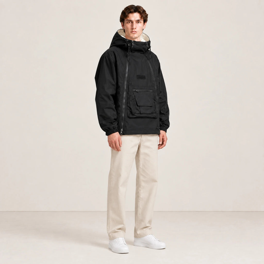 Veste à capuche noire portée de trois-quarts dans le studio IVAREE.