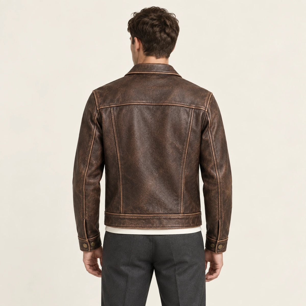 Veste en cuir marron, dos dans le studio IVAREE