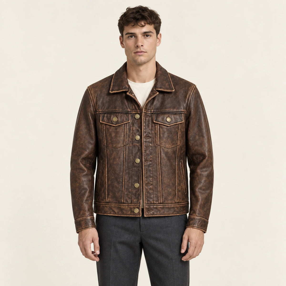 Veste en cuir marron, face dans le studio IVAREE