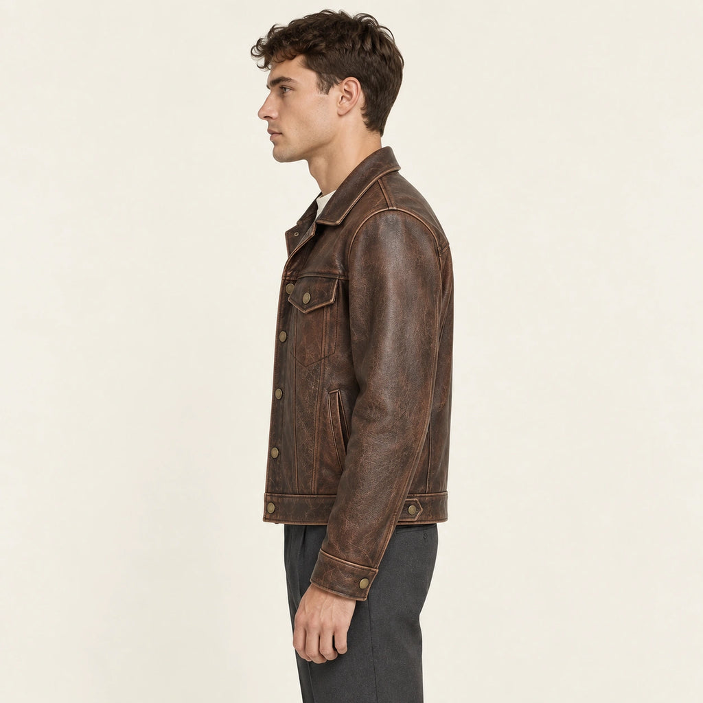 Veste en cuir marron, profil dans le studio IVAREE