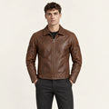 Veste en cuir Marron, vue face dans le studio IVAREE