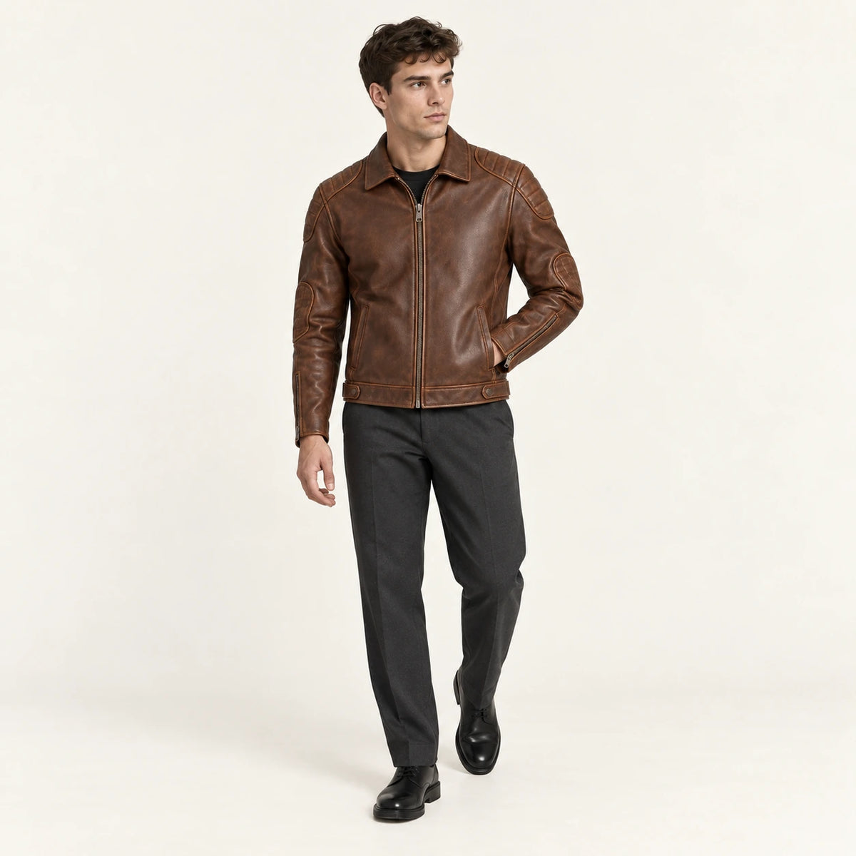 Veste en cuir Marron, vue pose dans le studio IVAREE