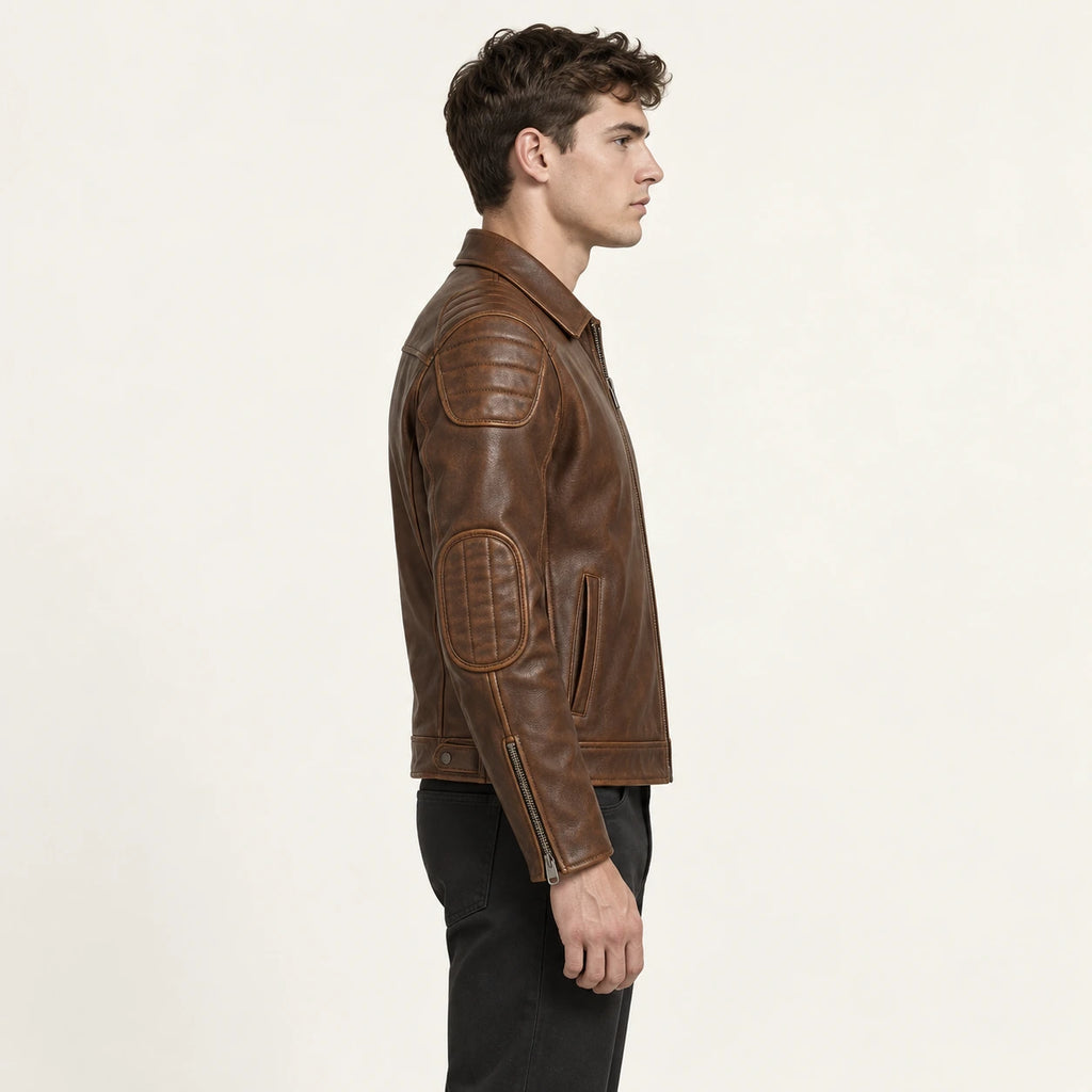 Veste en cuir Marron, vue profil dans le studio IVAREE