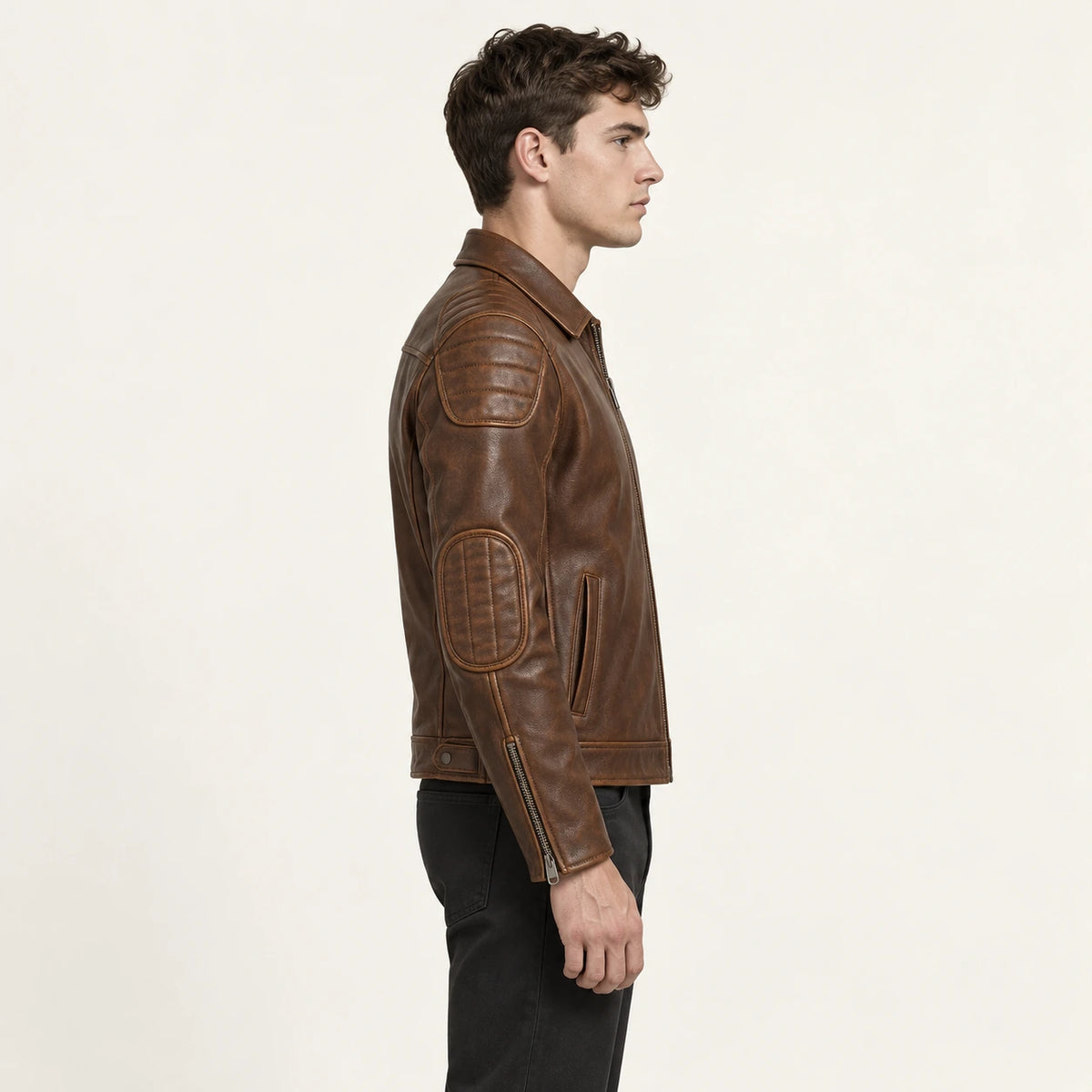 Veste en cuir Marron, vue profil dans le studio IVAREE
