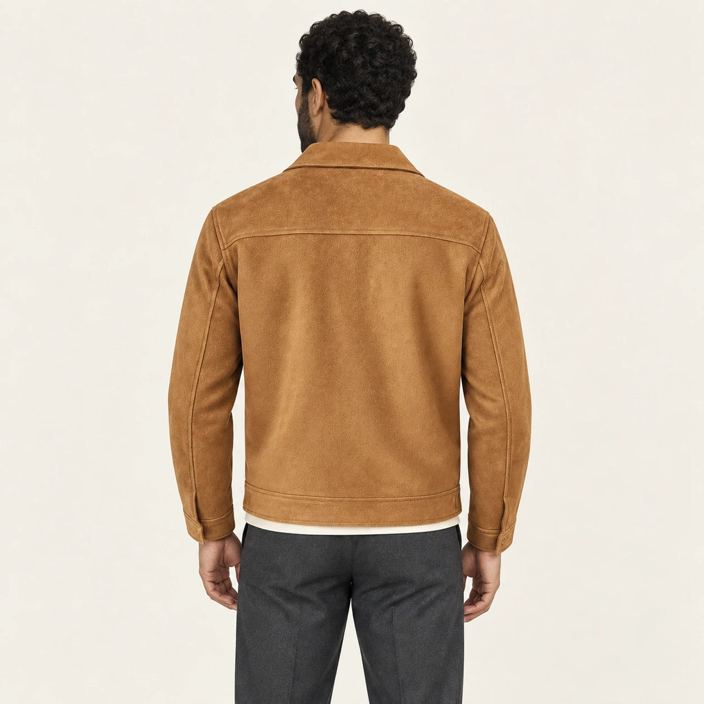 Veste en cuir café, dos dans le studio IVAREE