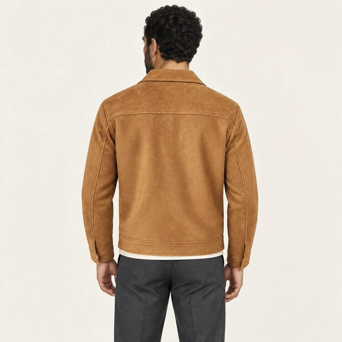 Veste en cuir café, dos dans le studio IVAREE