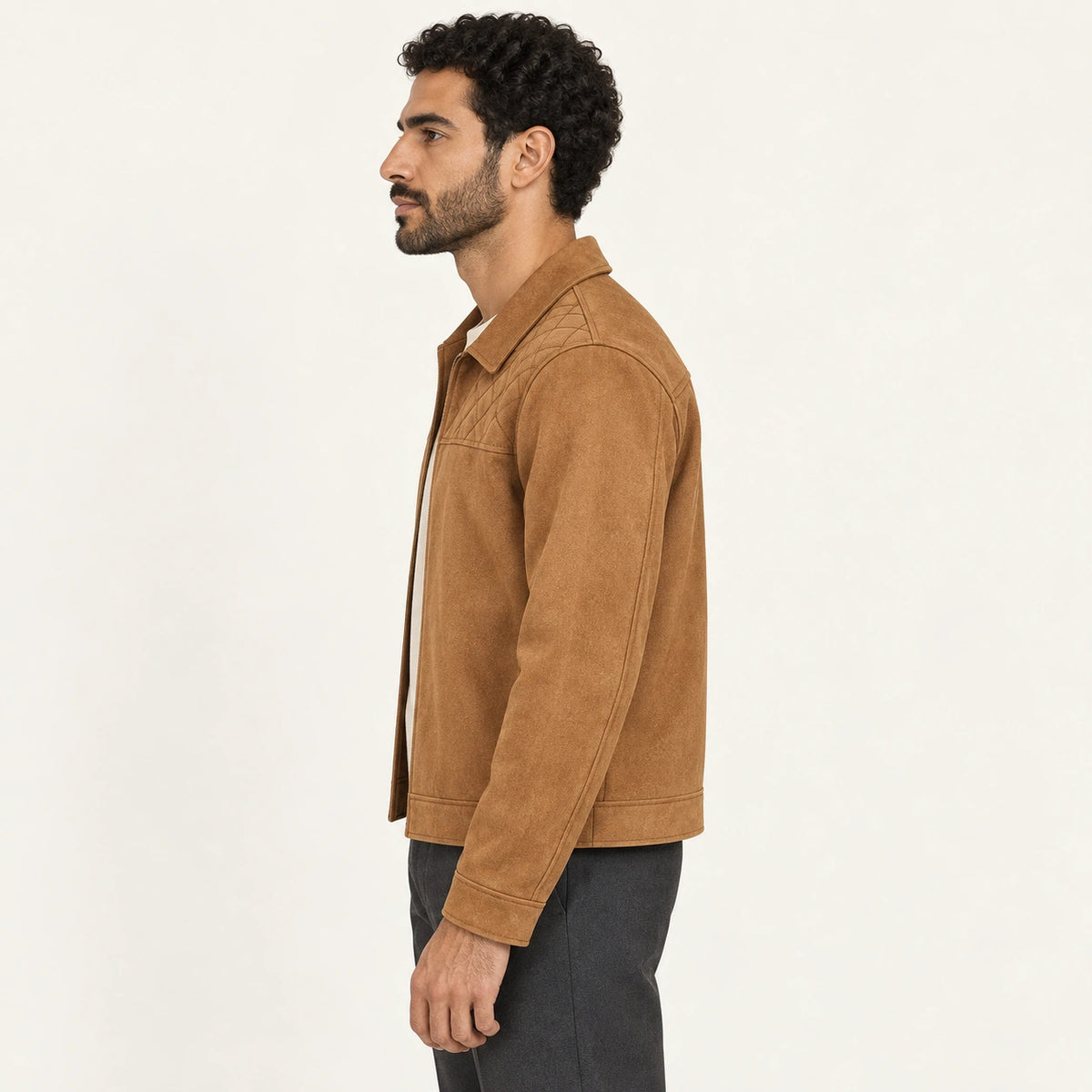 Veste en cuir café, profil dans le studio IVAREE