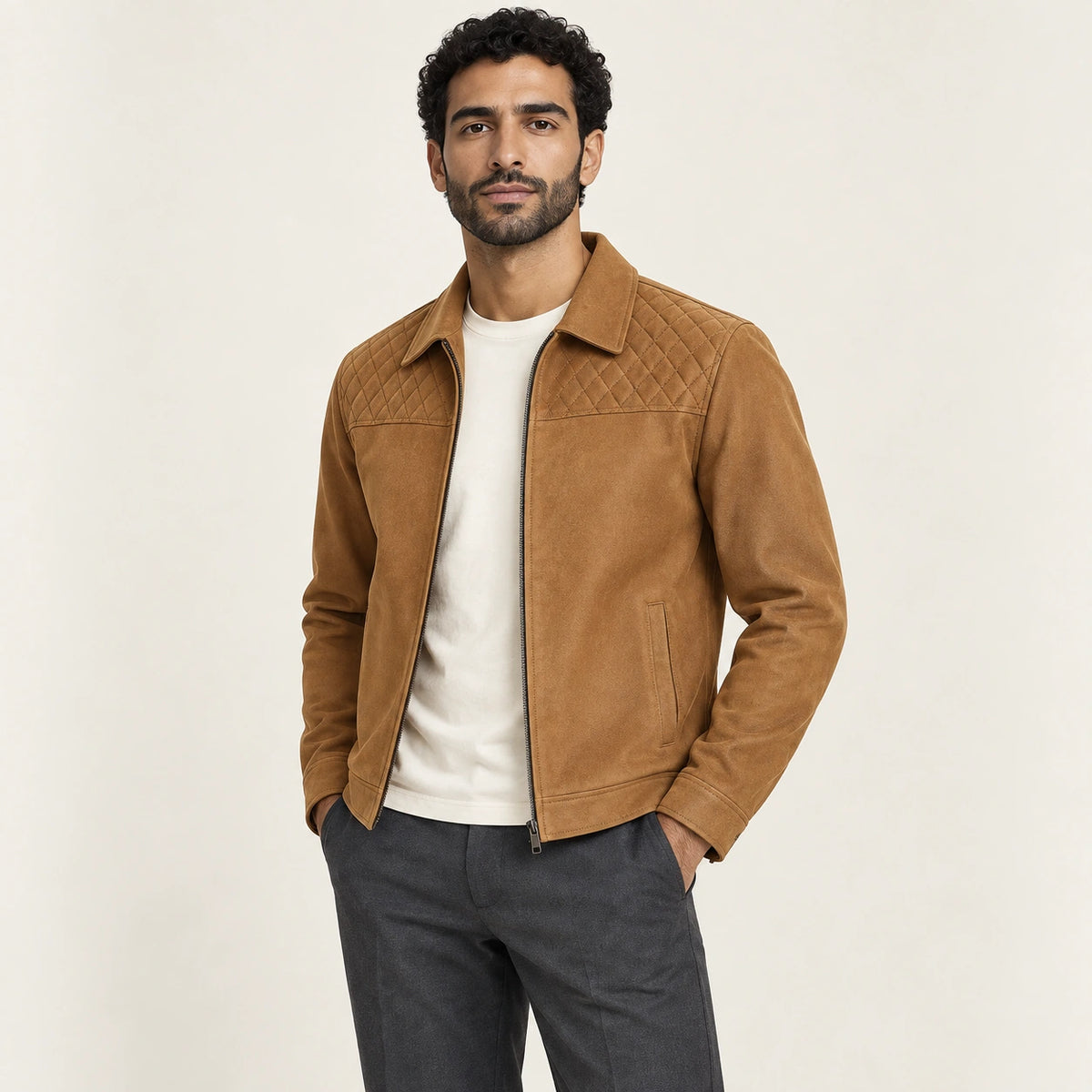 Veste en cuir café, trois-quarts dans le studio IVAREE