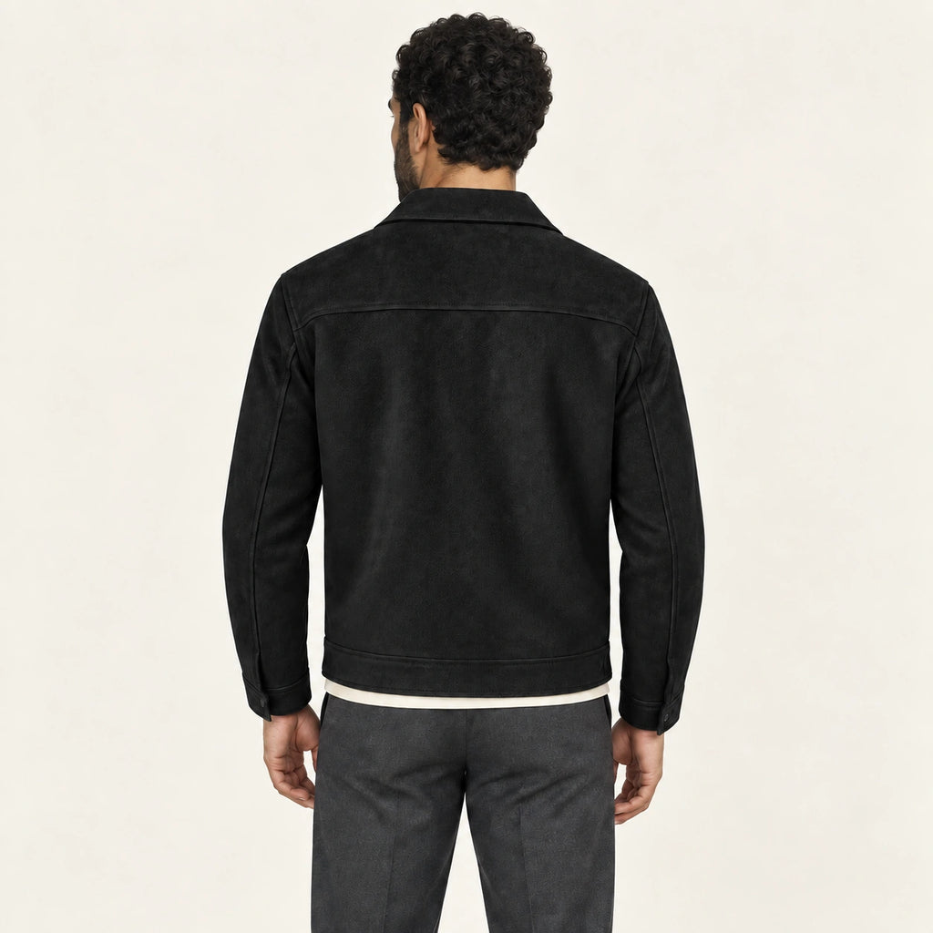 Veste en cuir noir, dos dans le studio IVAREE