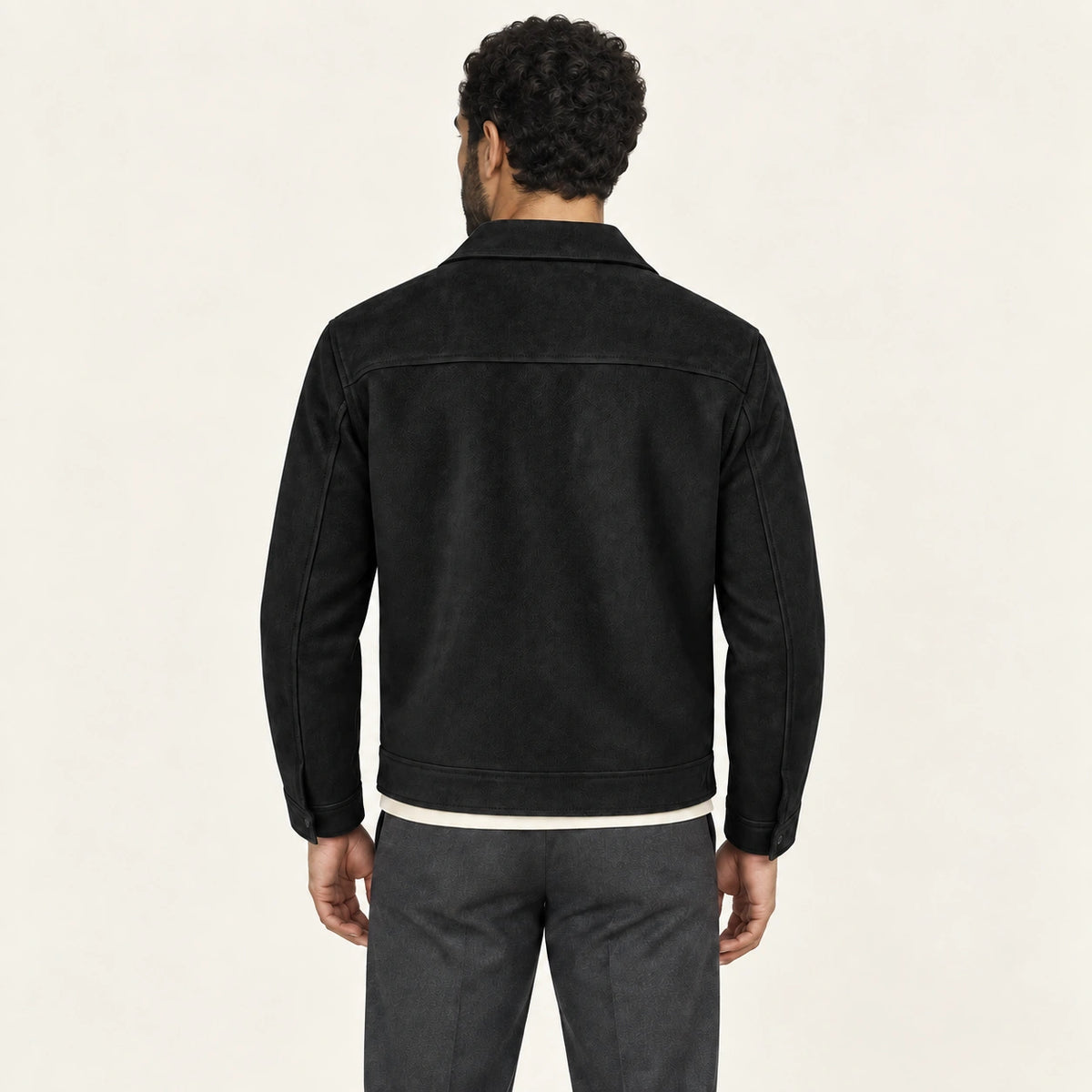 Veste en cuir noir, dos dans le studio IVAREE