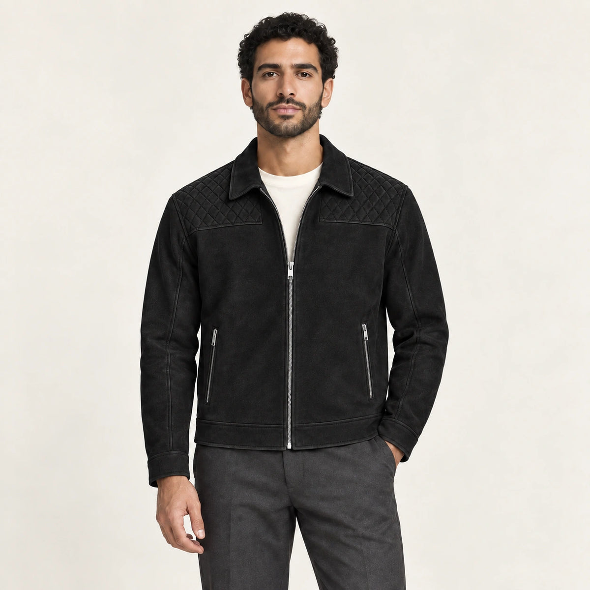 Veste en cuir noir, face dans le studio IVAREE