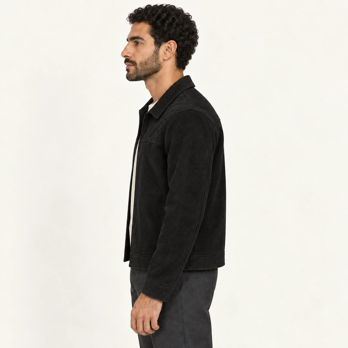 Veste en cuir noir, profil dans le studio IVAREE