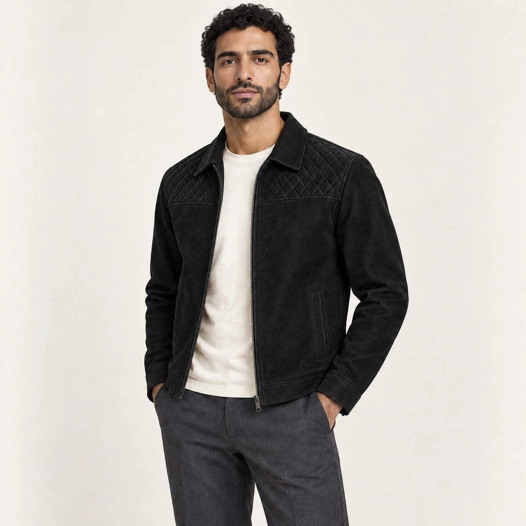 Veste en cuir noir, trois-quarts dans le studio IVAREE
