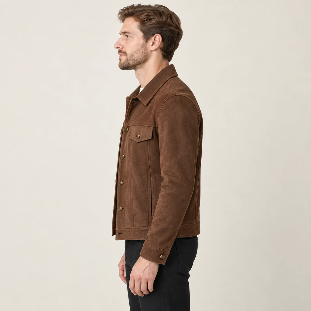 Veste en cuir marron, profil dans le studio IVAREE