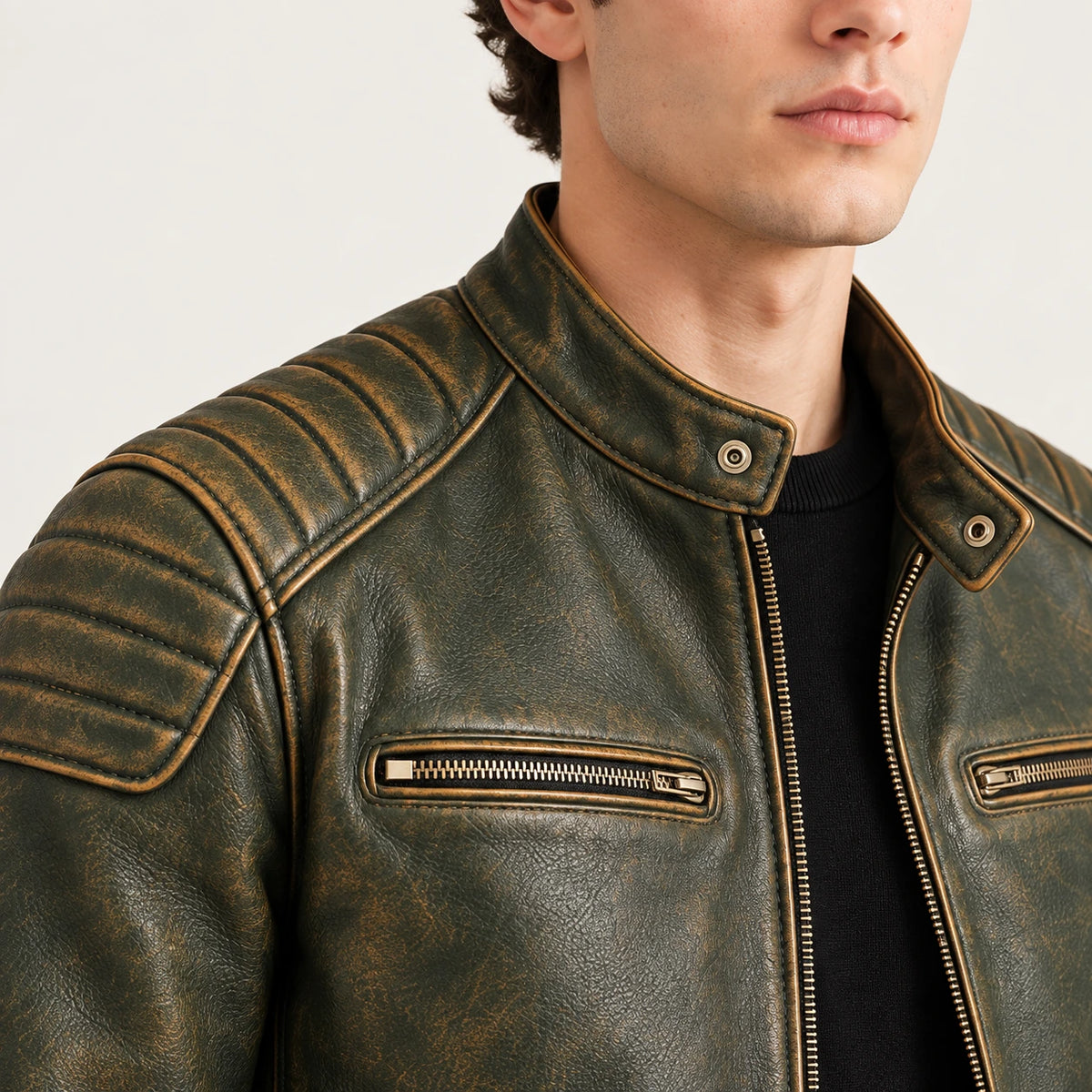 Veste en cuir vert, détail de matière et construction dans le studio IVAREE