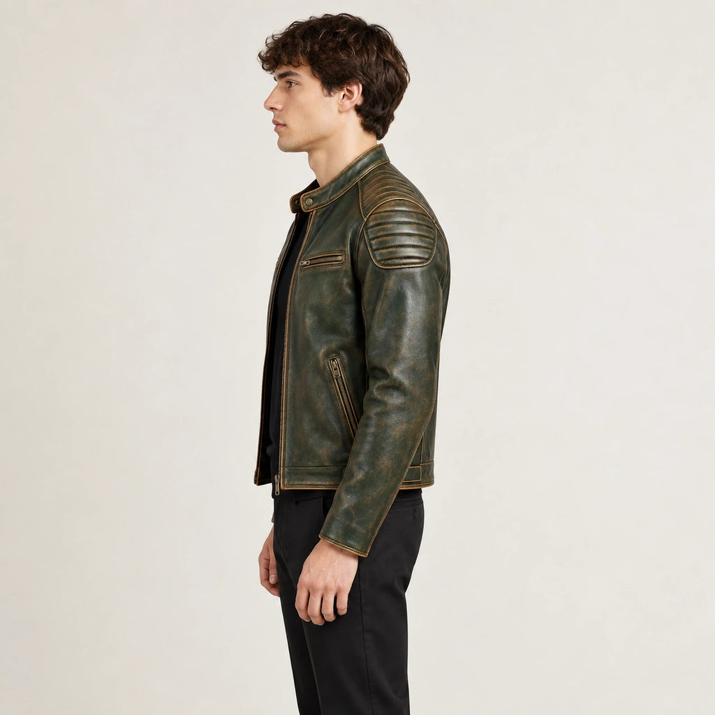 Veste en cuir vert, profil dans le studio IVAREE