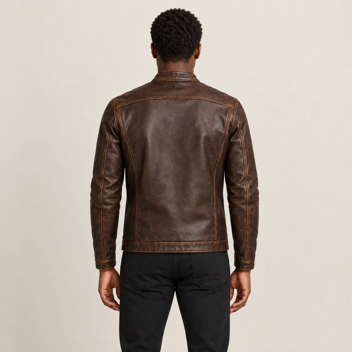 Veste en cuir Marron, vue dos dans le studio IVAREE