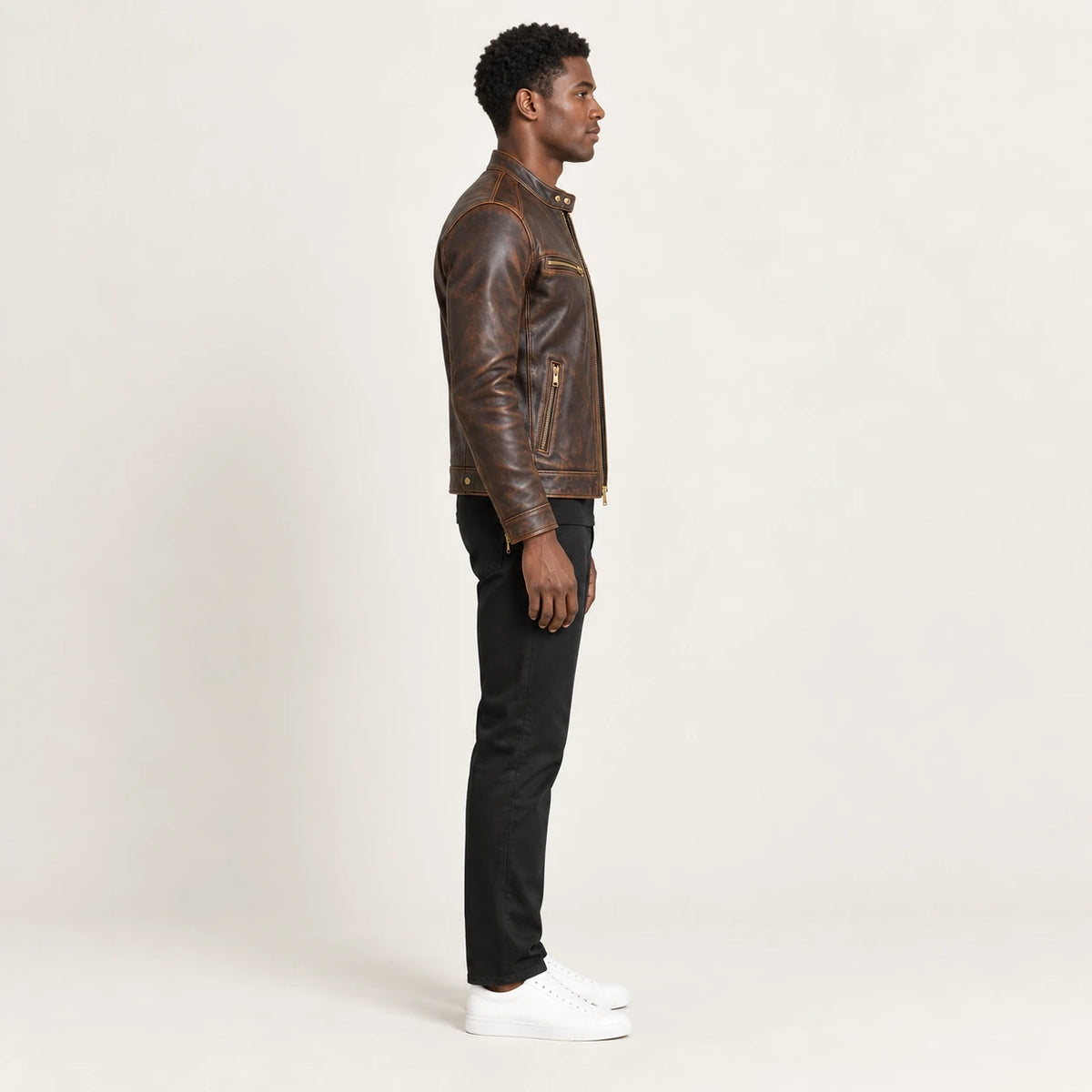 Veste en cuir Marron, vue profil dans le studio IVAREE
