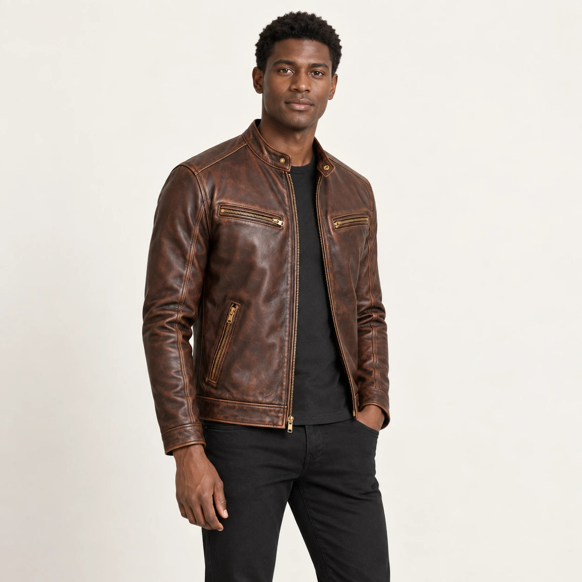 Veste en cuir Marron, vue trois-quarts dans le studio IVAREE