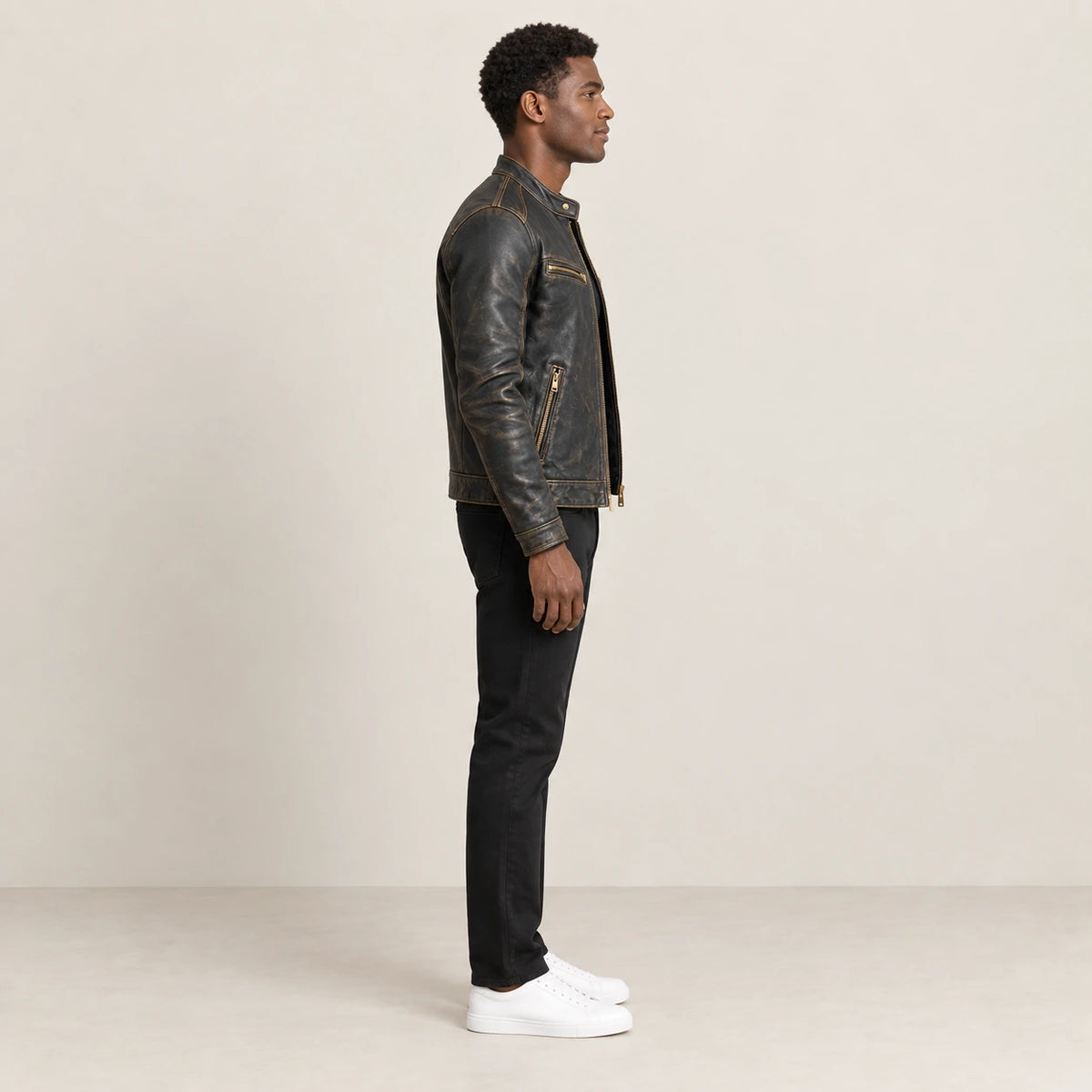 Veste en cuir Noir, vue profil dans le studio IVAREE