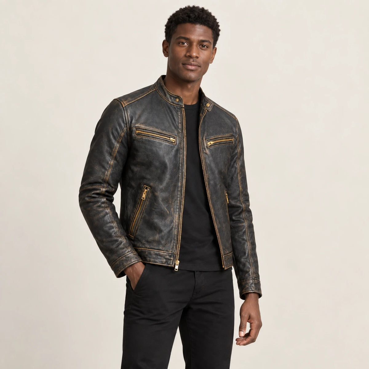 Veste en cuir Noir, vue trois-quarts dans le studio IVAREE