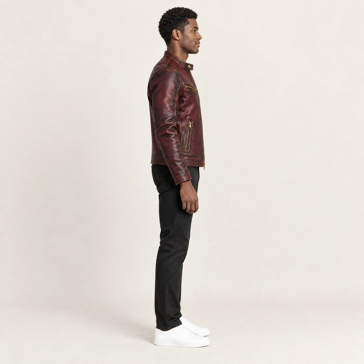 Veste en cuir Rouge, vue profil dans le studio IVAREE
