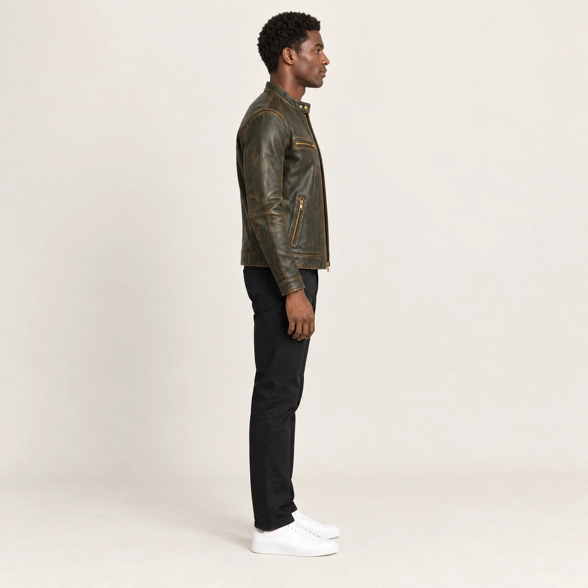Veste en cuir Vert, vue profil dans le studio IVAREE