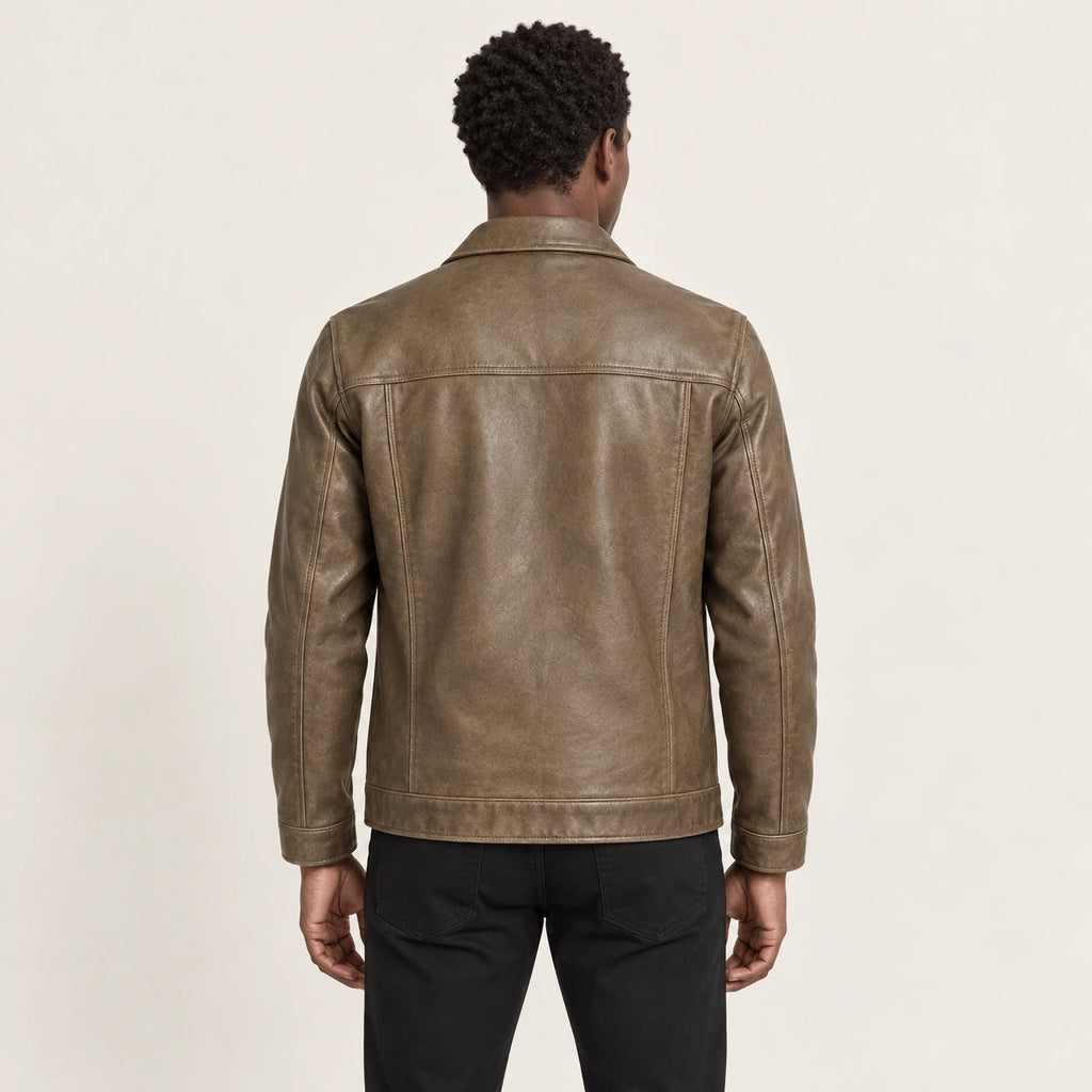 Veste en cuir marron, dos dans le studio IVAREE