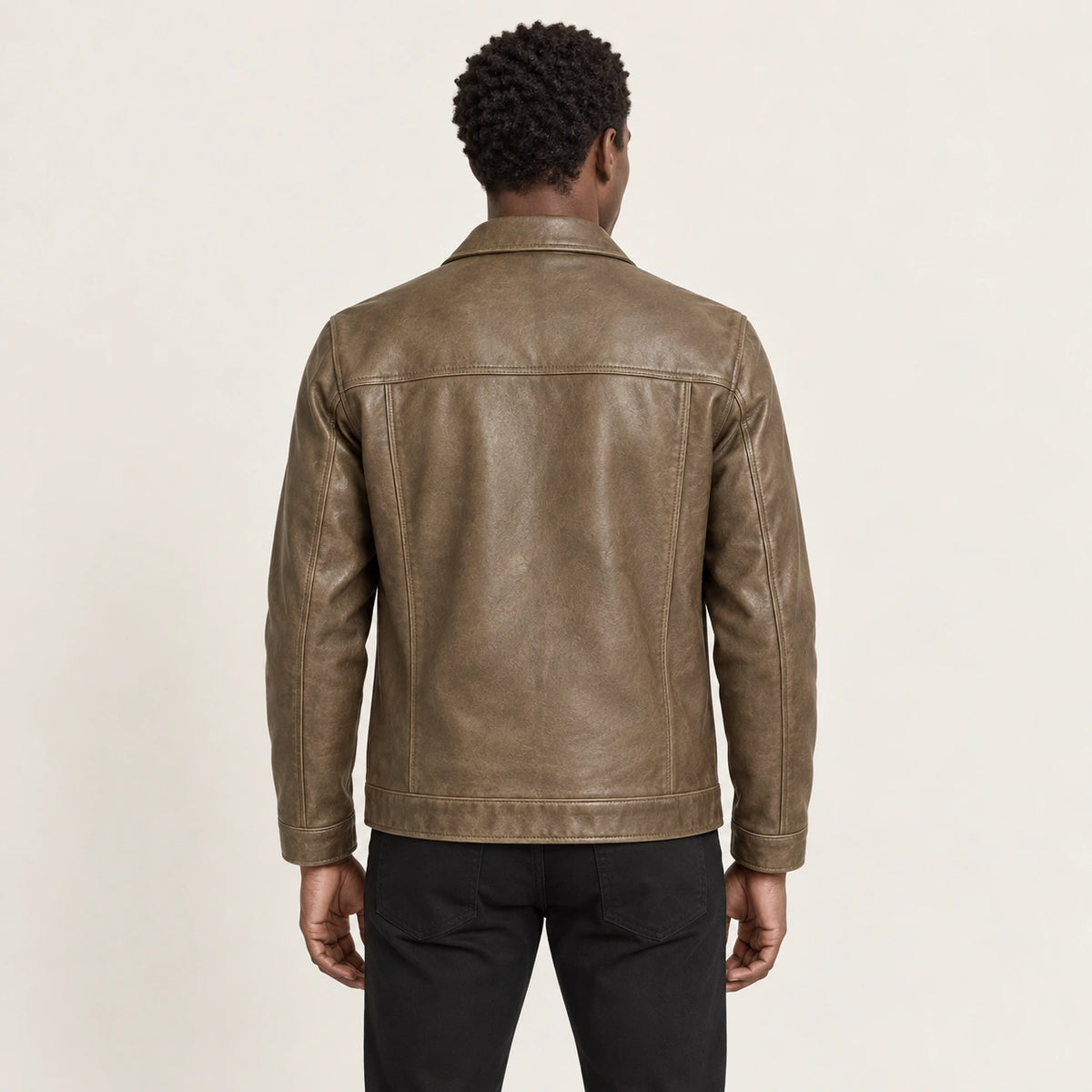 Veste en cuir marron, dos dans le studio IVAREE