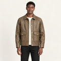 Veste en cuir marron, face dans le studio IVAREE