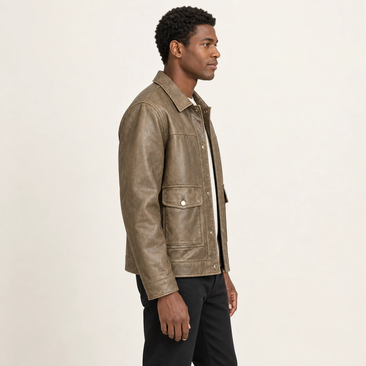 Veste en cuir marron, profil dans le studio IVAREE
