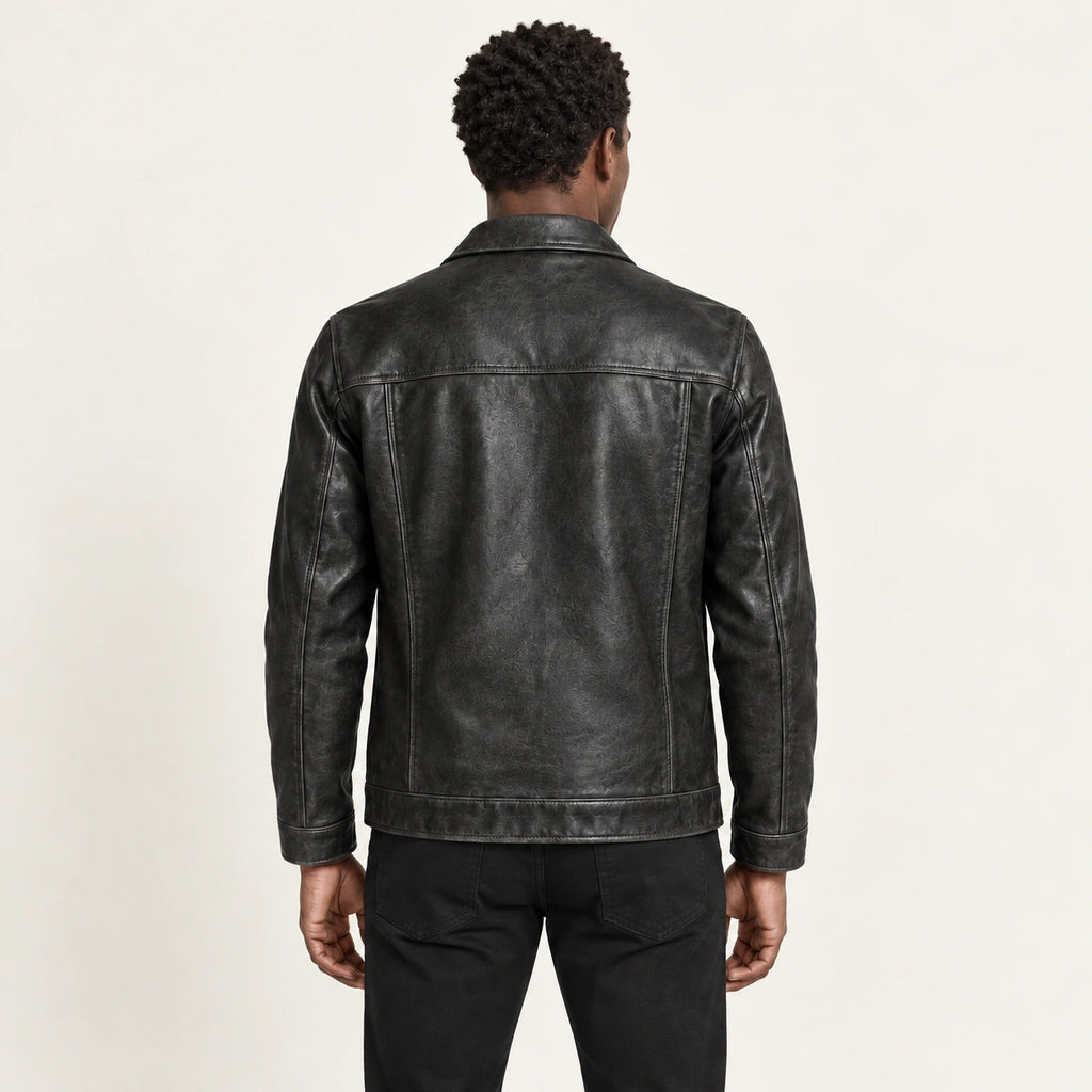 Veste en cuir noir, dos dans le studio IVAREE