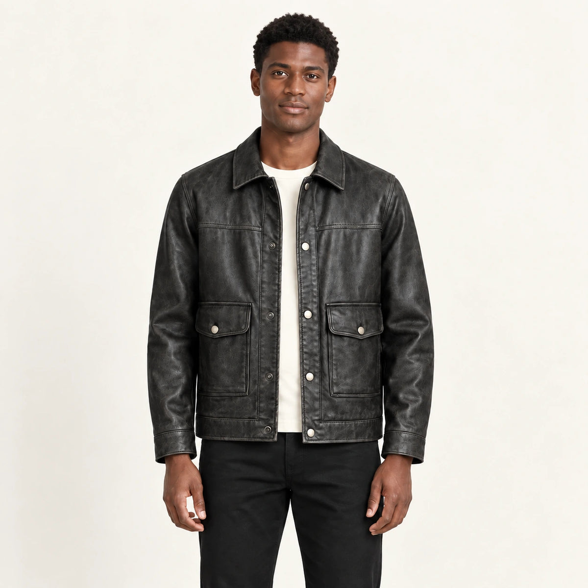 Veste en cuir noir, face dans le studio IVAREE
