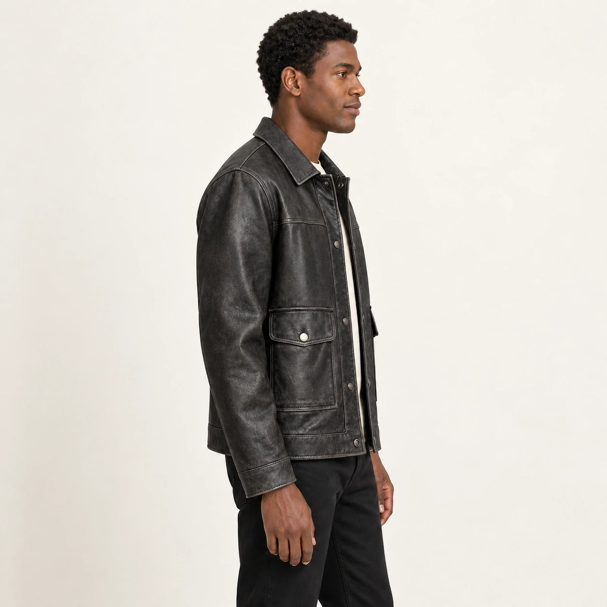 Veste en cuir noir, profil dans le studio IVAREE
