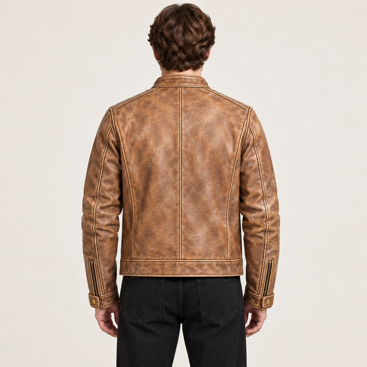Veste en cuir fauve, dos dans le studio IVAREE