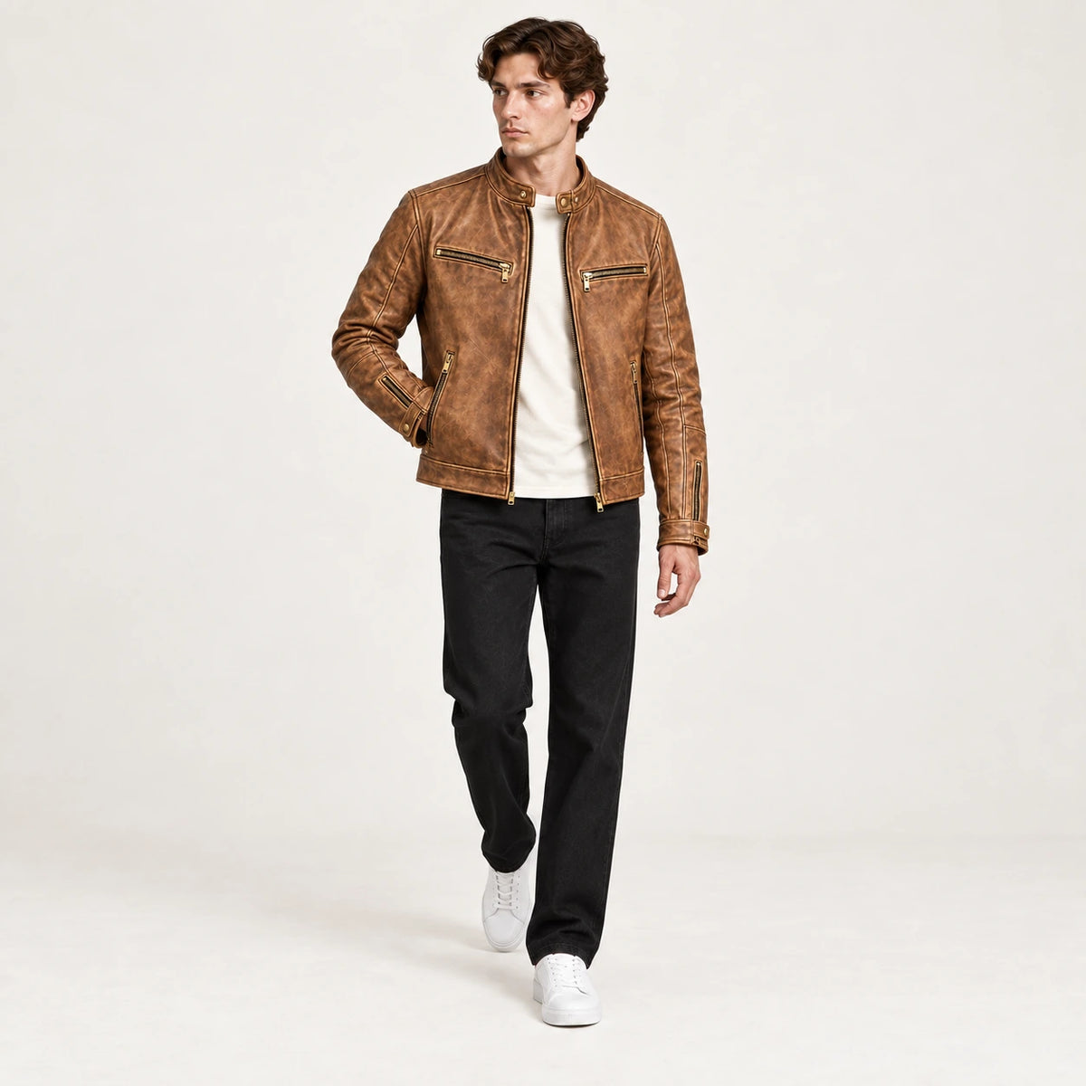 Veste en cuir Fauve, vue pose dans le studio IVAREE